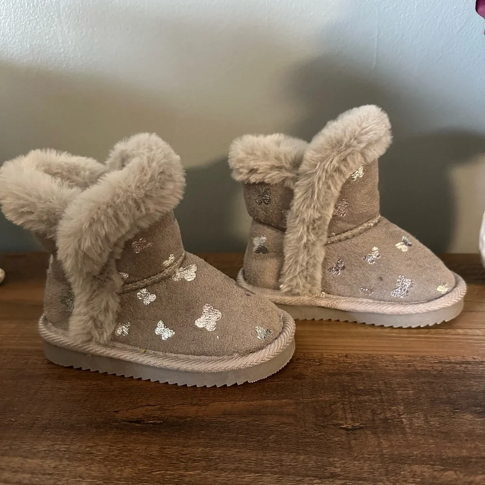 Olivia Miller Girl Gray Fur Lined Toddler Boots with Silver Butterflies. Size 5.
